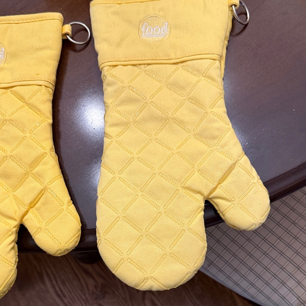 Yellow Quilted Oven Mitts - Picture 3 of 6